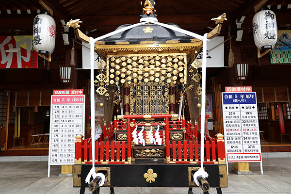 修理前、神社にて