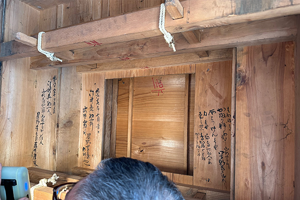 神輿内部。明治十六年といった文字が見えます